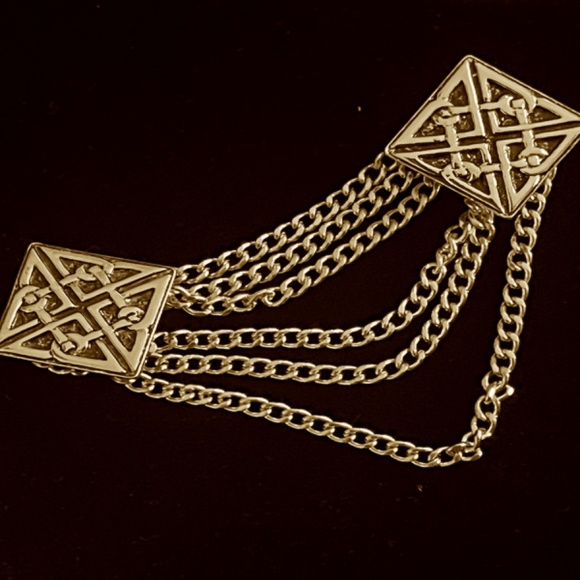gold celtic cloak clasp with endless chain - Picture 2 of 6